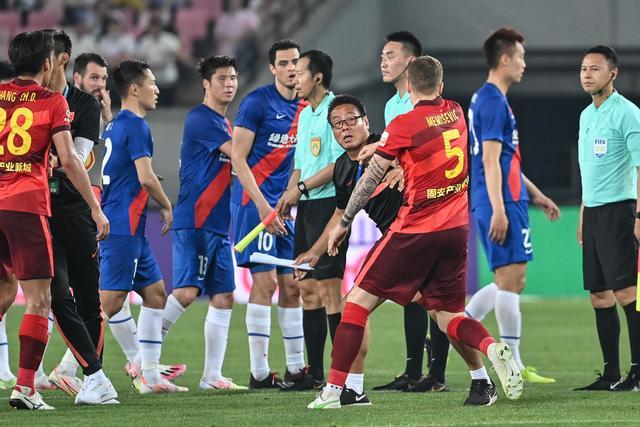 赵睿受伤背离场，李楠与郭士强皆感无奈